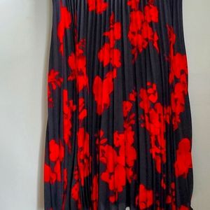 Long skirt with flowers on it